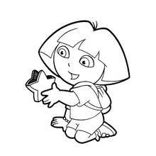 Desenho de Dora ajoelhada estendendo as mãos para a estrela para colorir